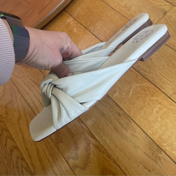 Vince Camuto Ambralee Twist Off White Quilted Leather Sandals Flats Slides Sz 8M - Picture 9 of 13